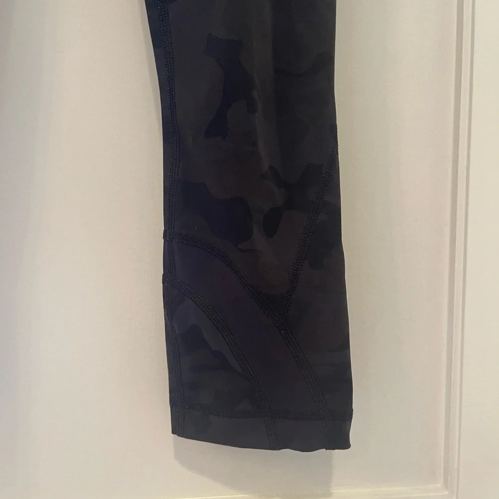 Lululemon Run: Inspire Crop II *All Luxtreme in Savasana Camo Black | SZ 2 - Picture 12 of 13